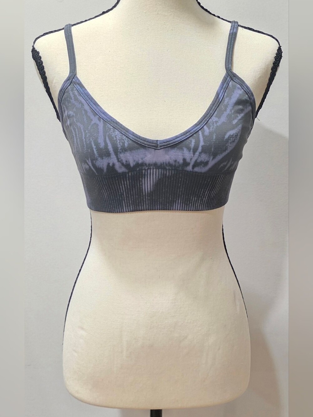 Lululemon Radiant Motion Sports Bra • Size 4 • Black/Grey Tonal Print